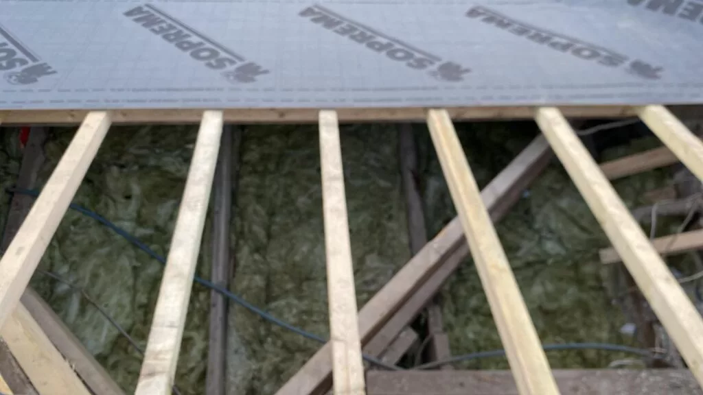 Complexe isolant posé sous une toiture en rénovation