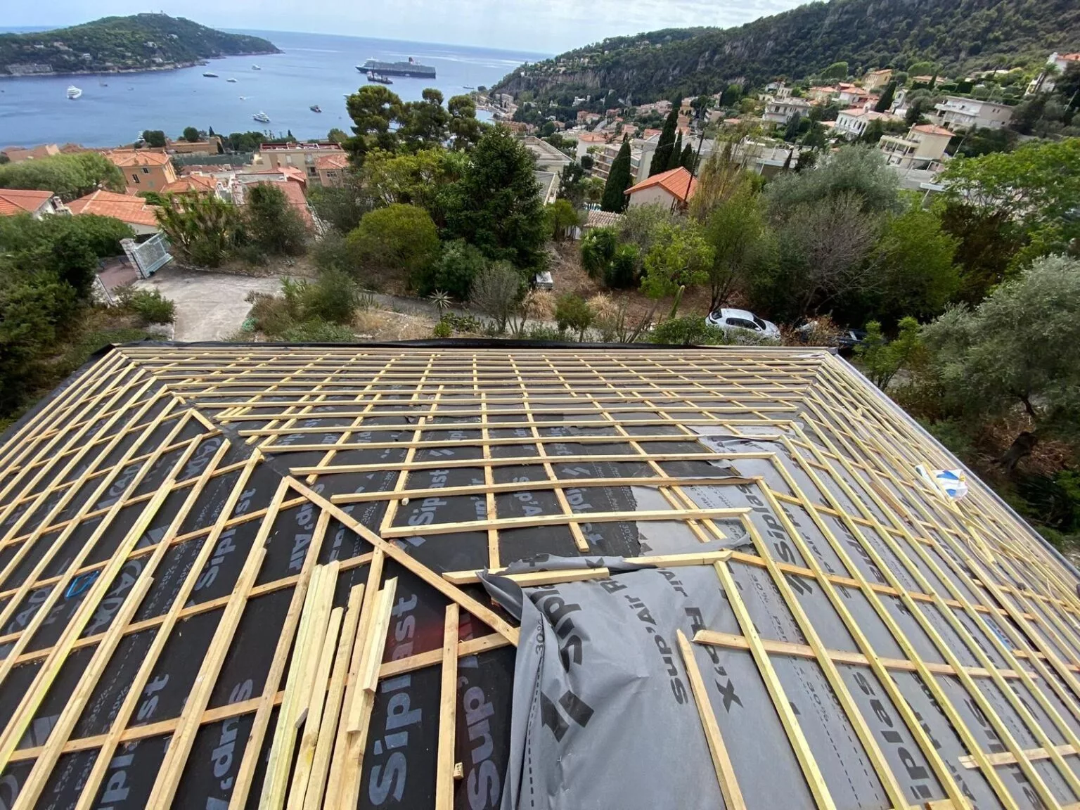 Couvreur intervenant sur une toiture à Prangins