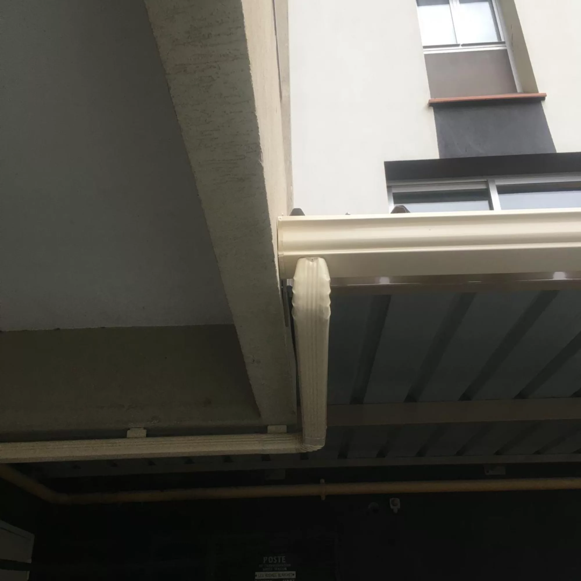 Pose de chéneaux et de descentes par un ferblantier à Nyon