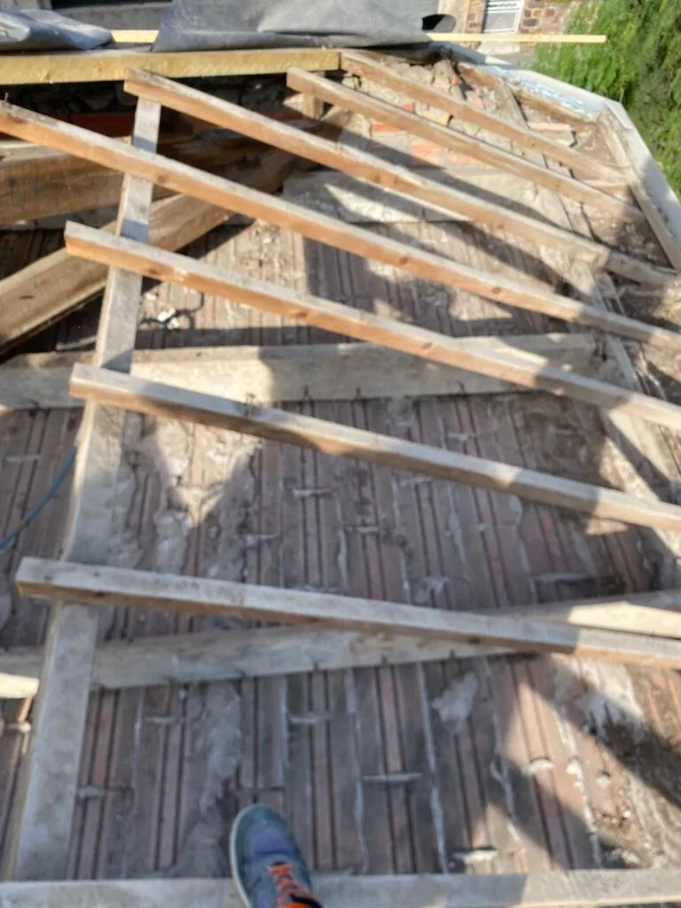 Charpente mise à nu lors d’une réfection de toiture