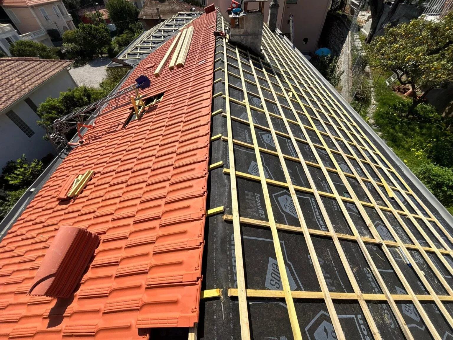 Couvreur intervenant sur une toiture à Crassier