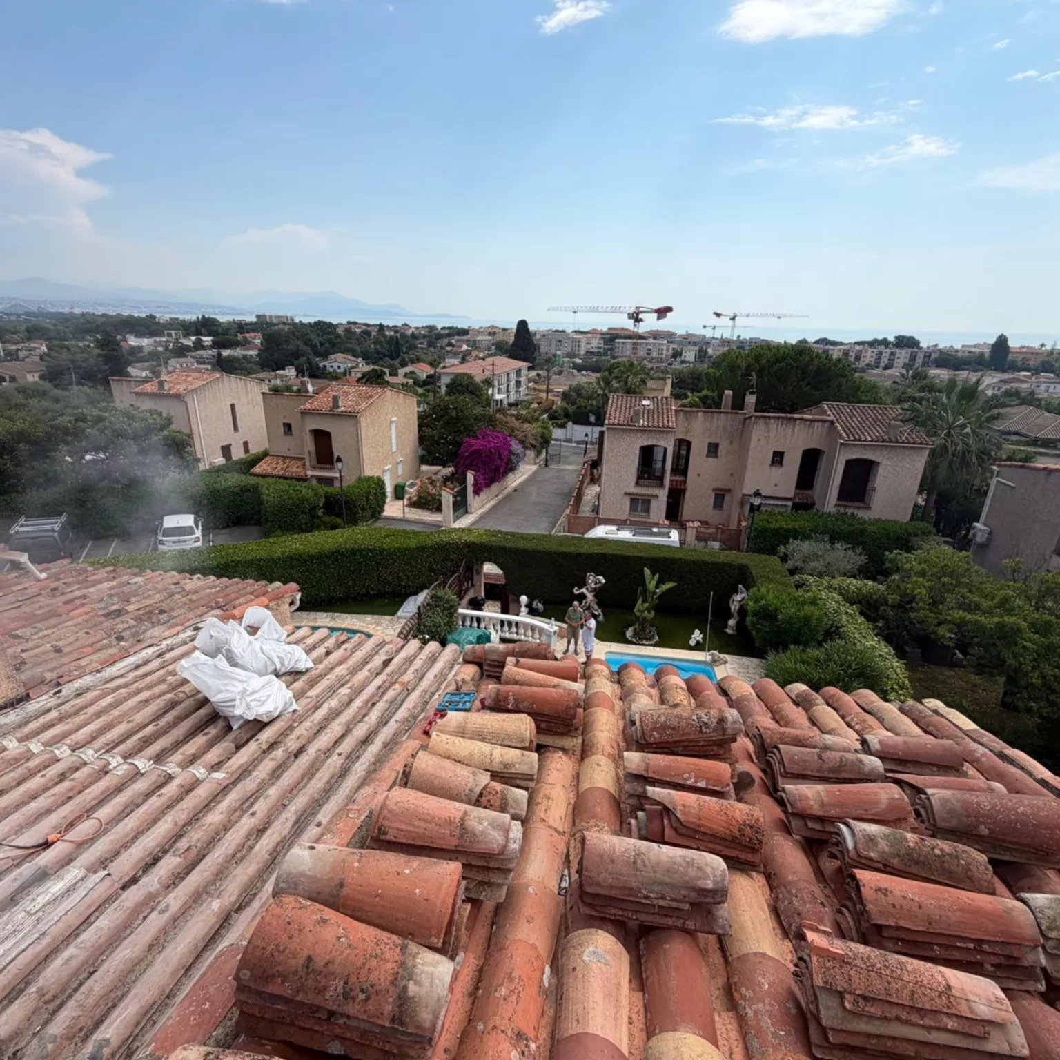 Couvreur intervenant sur une toiture à Trélex