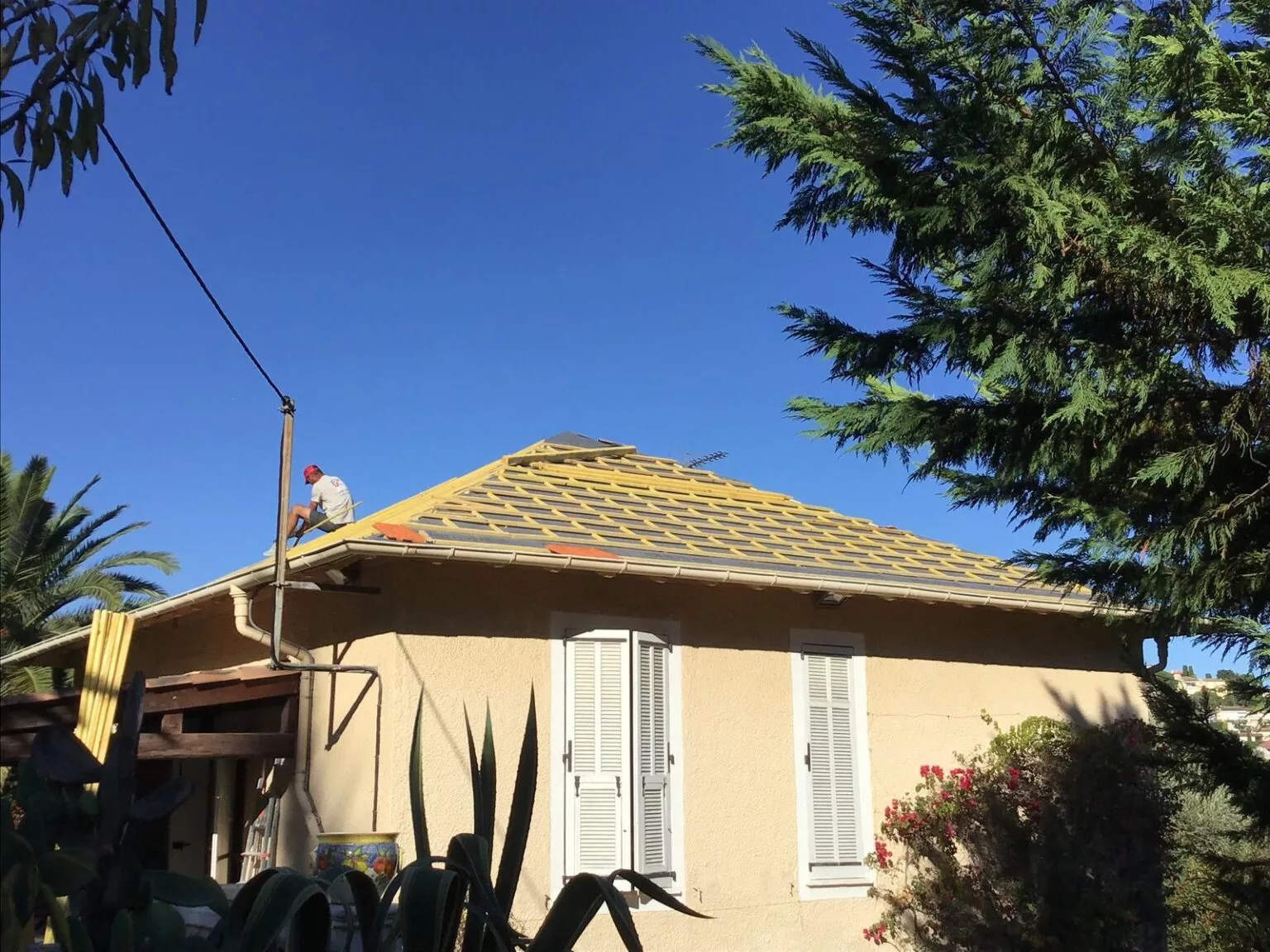 Couvreur intervenant sur une toiture à Gland