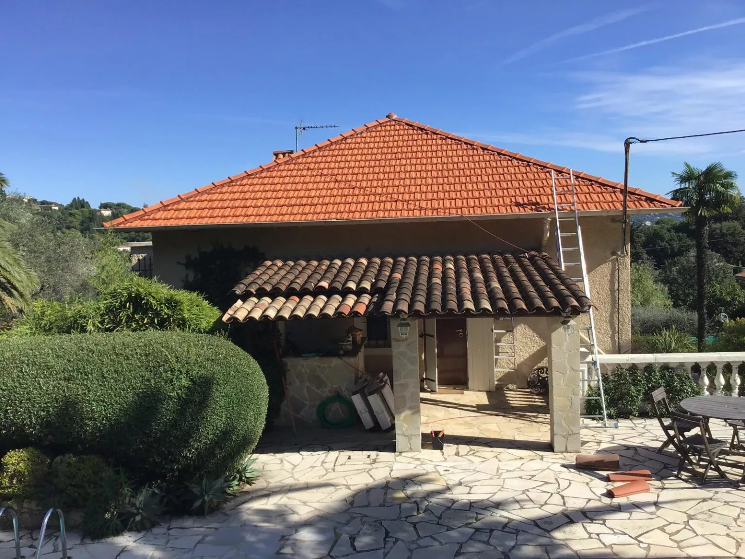 Couvreur intervenant sur une toiture à Coppet