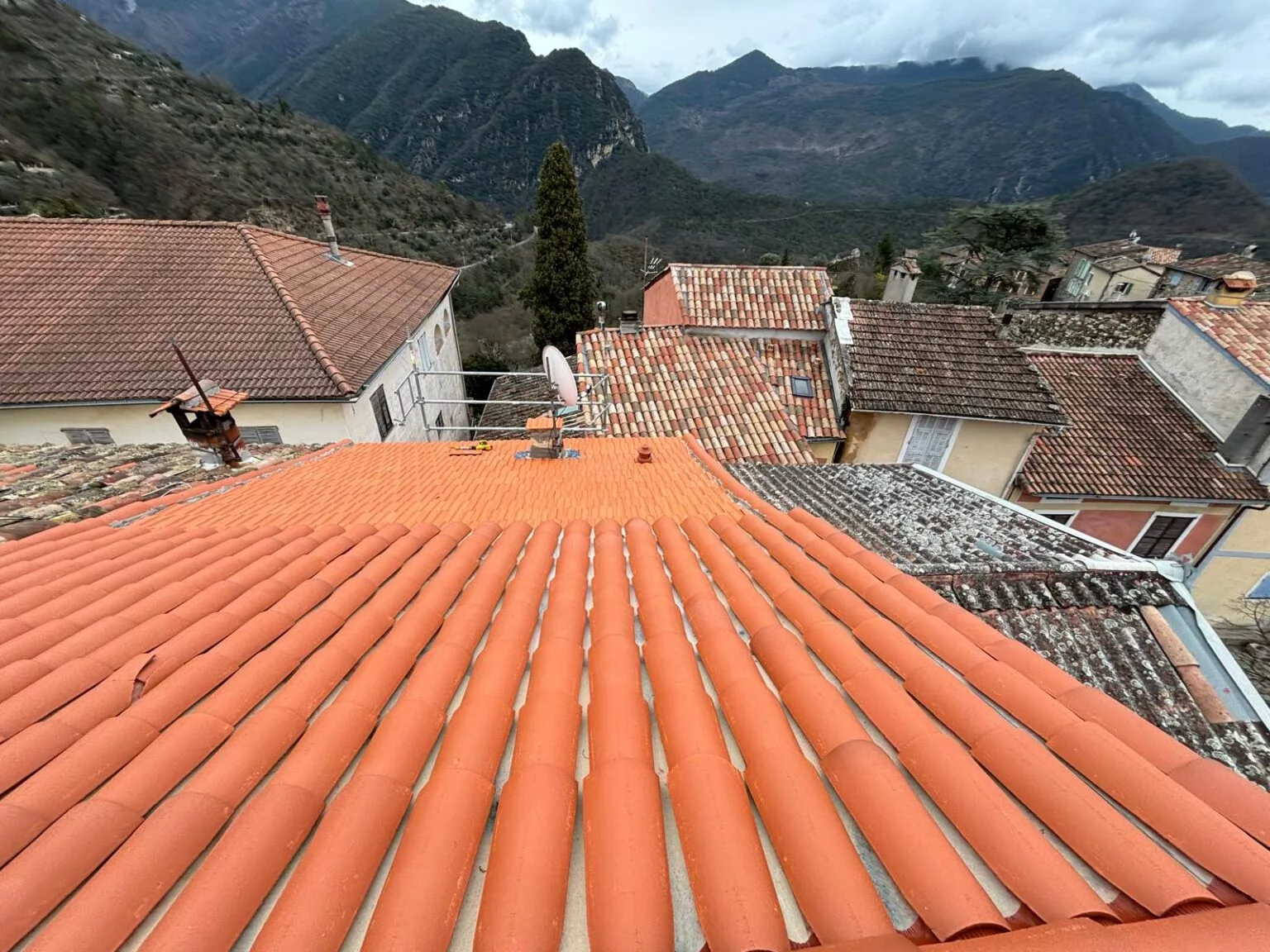 Couvreur intervenant sur une toiture à Commugny